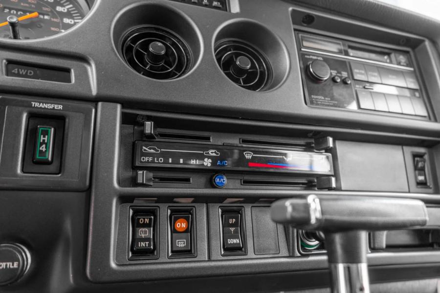 Детали интерьера Toyota Land Cruiser (FJ62) 1988 года  (фото 96 из 164)
